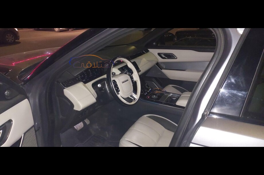 Velar Land Rover فضي