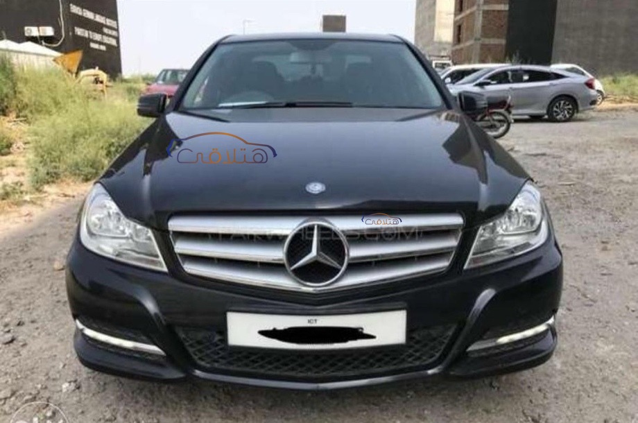 C 180 Mercedes أسود