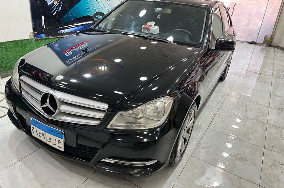 C 180 Mercedes أسود