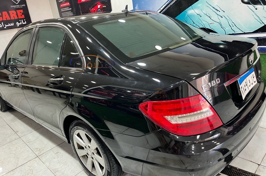 C 180 Mercedes أسود