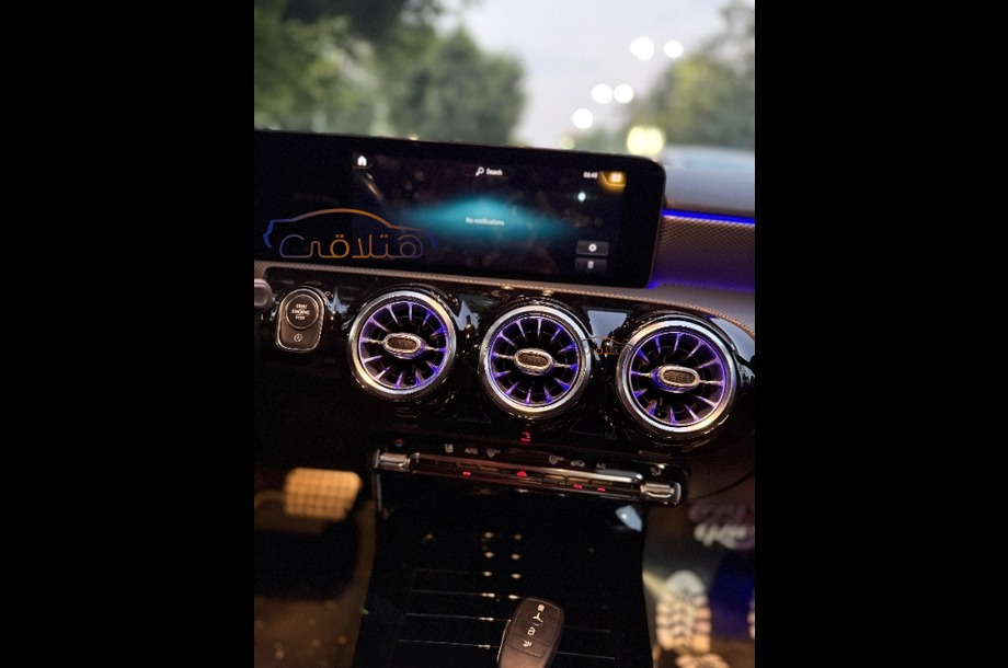 A 180 Mercedes أسود