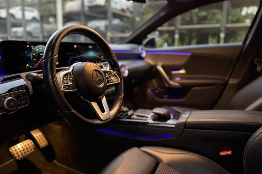 A 180 Mercedes أسود