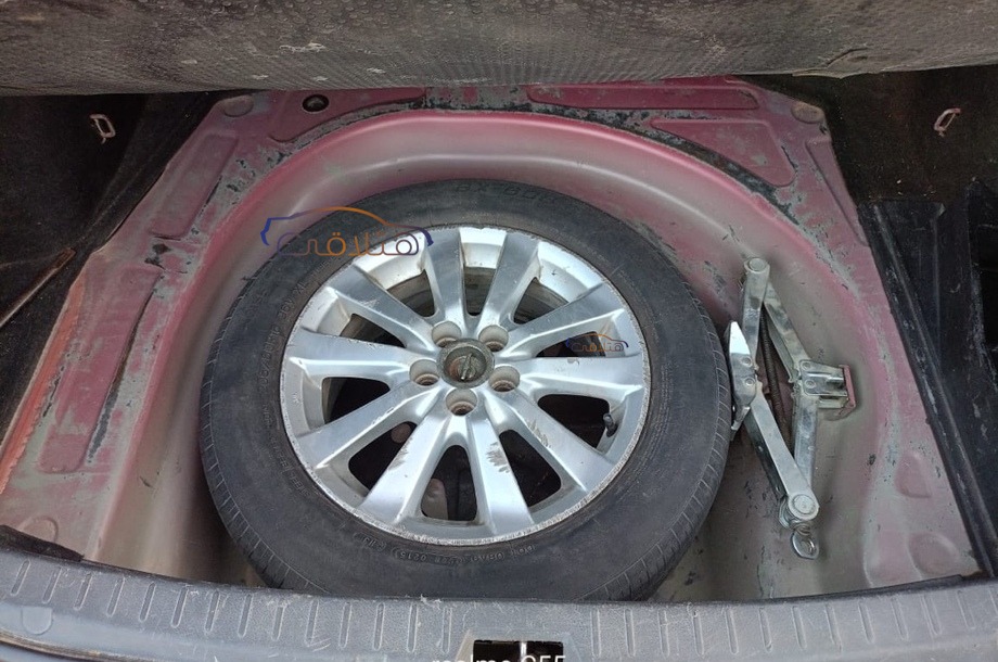 Corolla Toyota احمر غامق