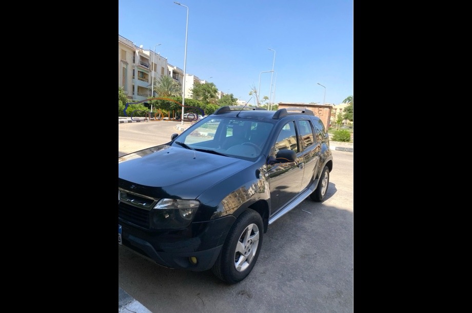Duster Renault أسود