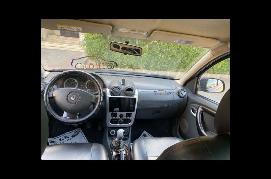 Duster Renault أسود