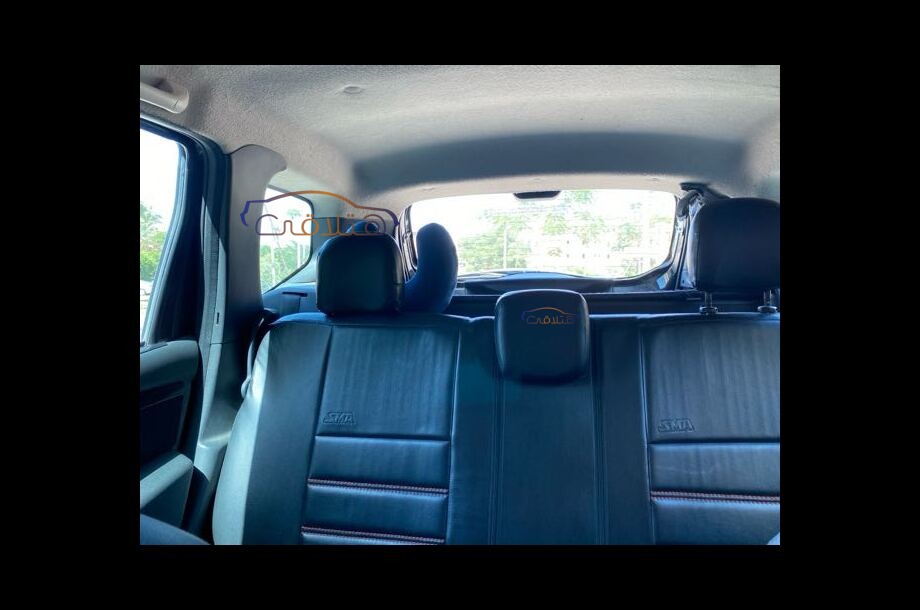 Duster Renault أسود