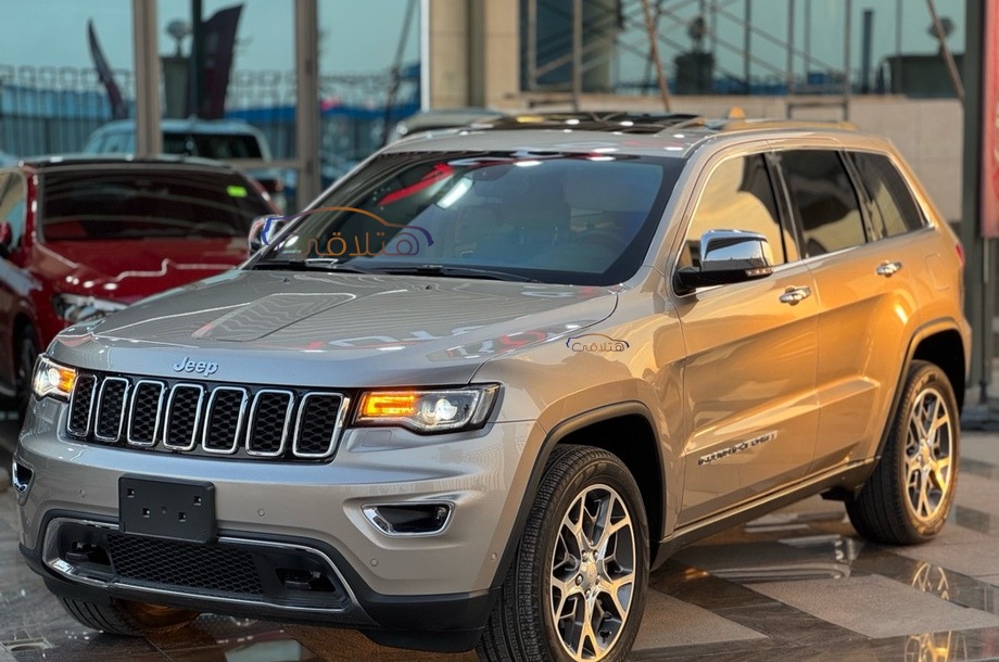 Grand Cherokee Jeep ذهبي