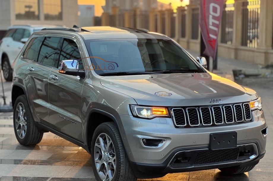 Grand Cherokee Jeep ذهبي