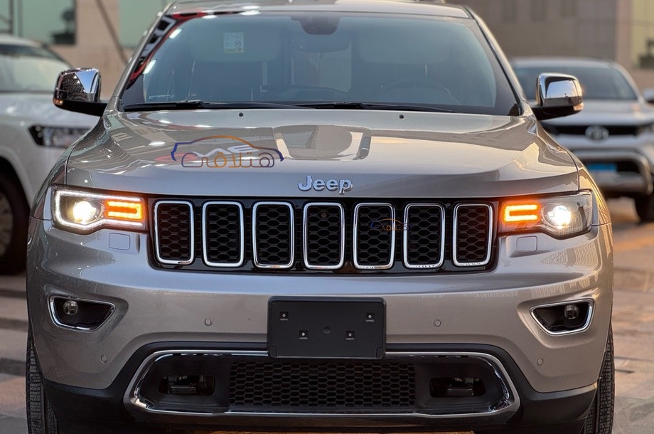Grand Cherokee Jeep ذهبي