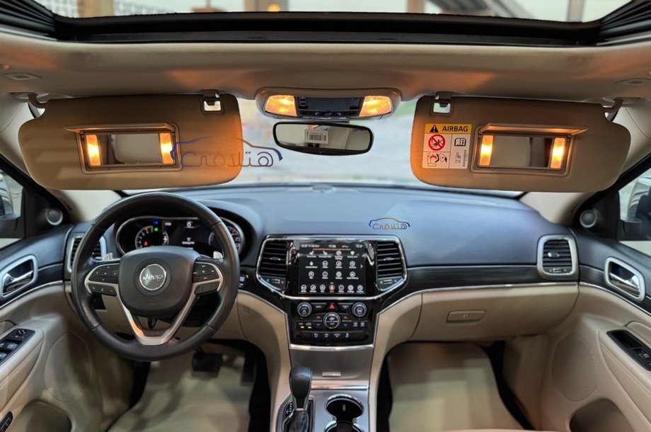 Grand Cherokee Jeep ذهبي