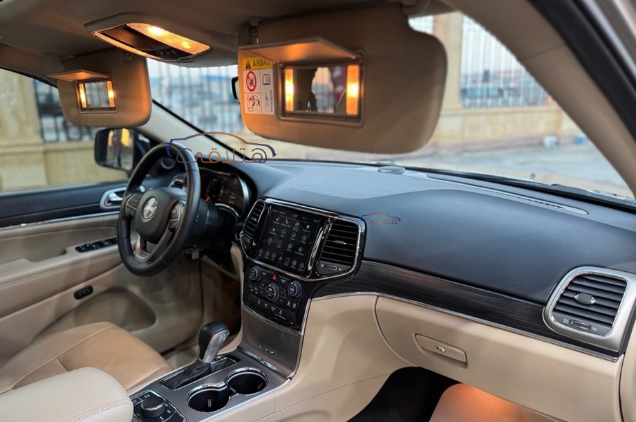 Grand Cherokee Jeep ذهبي