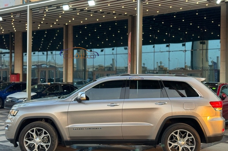 Grand Cherokee Jeep ذهبي