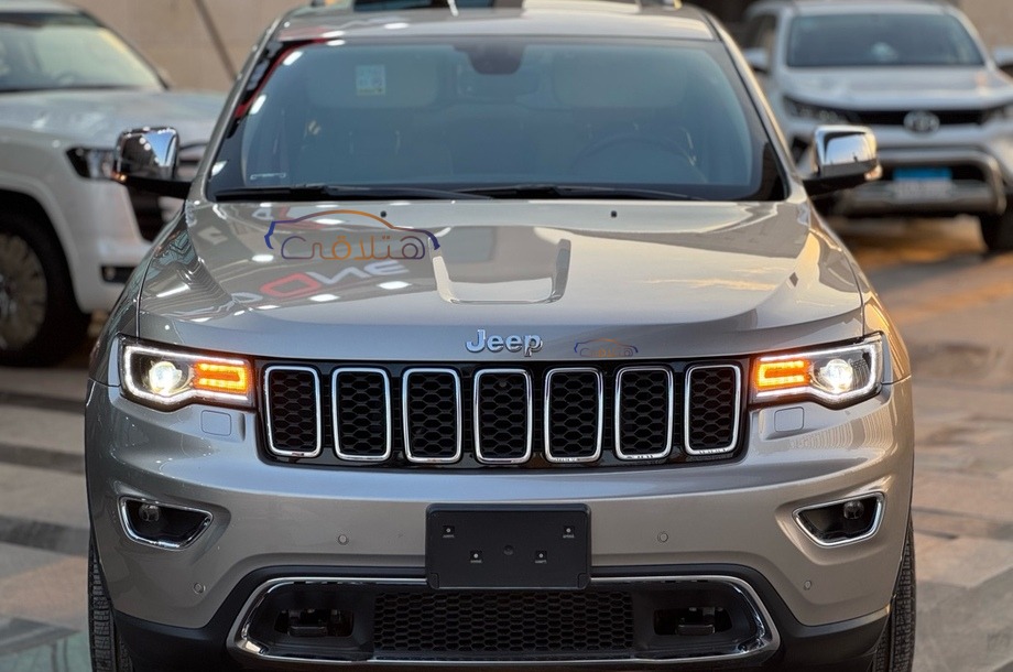 Grand Cherokee Jeep ذهبي