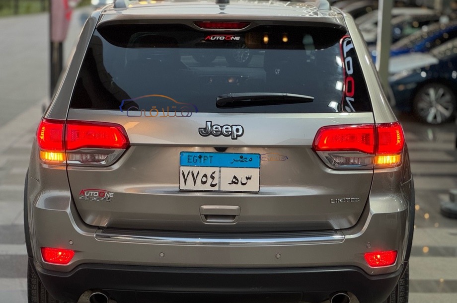 Grand Cherokee Jeep ذهبي