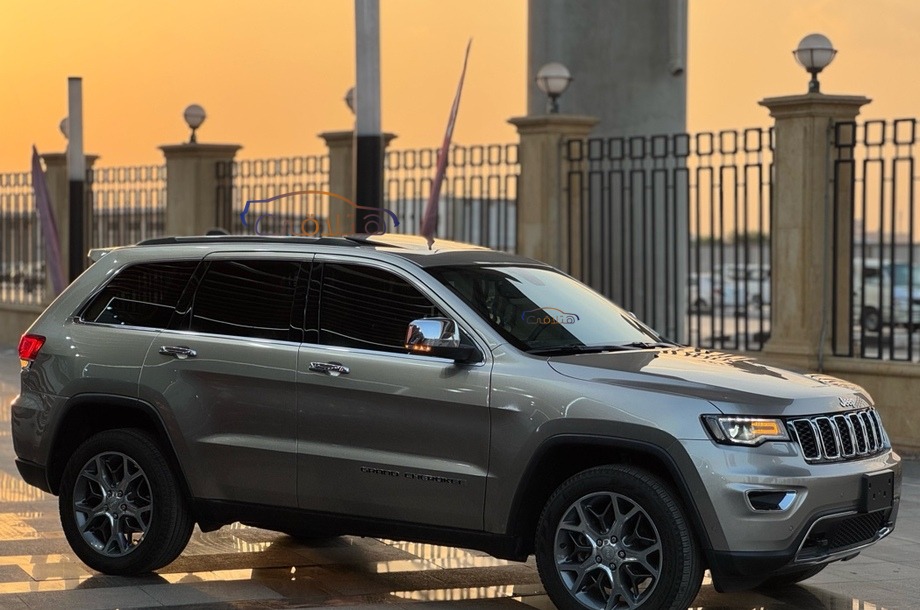 Grand Cherokee Jeep ذهبي