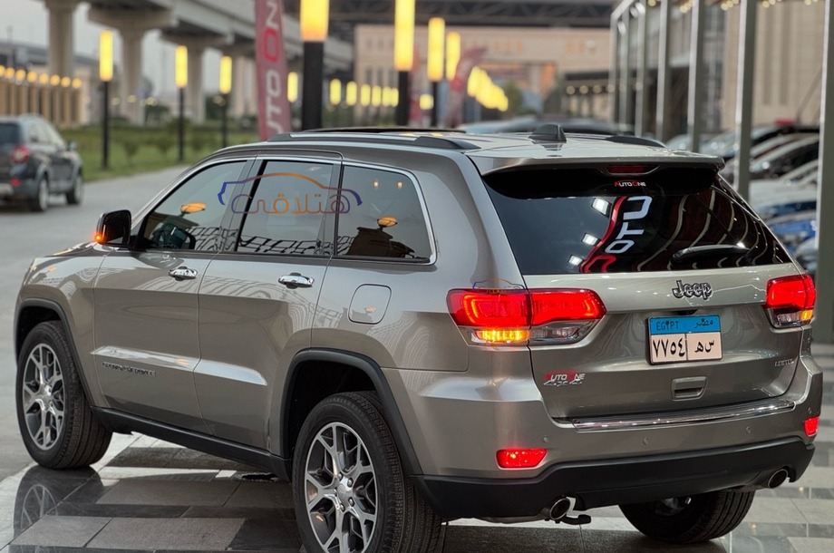 Grand Cherokee Jeep ذهبي