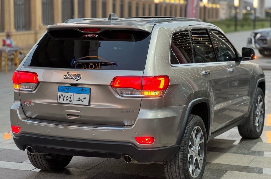 Grand Cherokee Jeep ذهبي