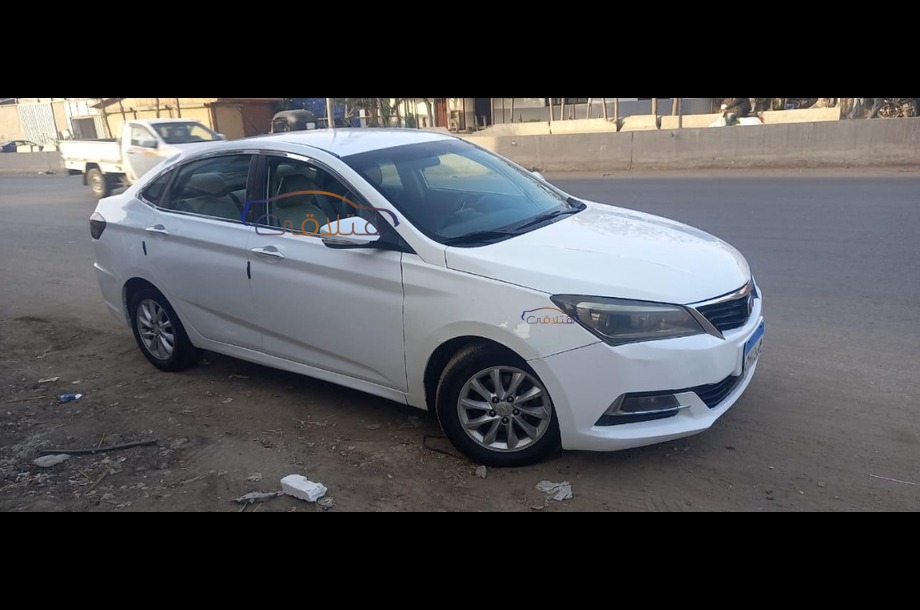 V7 Changan أبيض