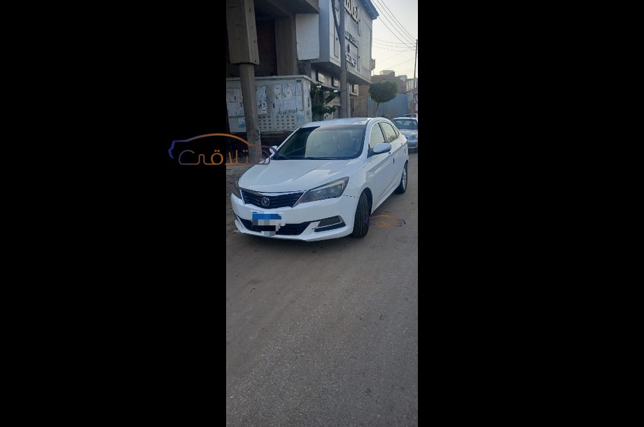 V7 Changan أبيض