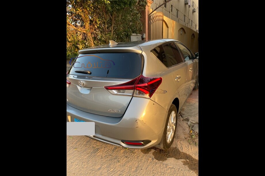 Auris Toyota فضي