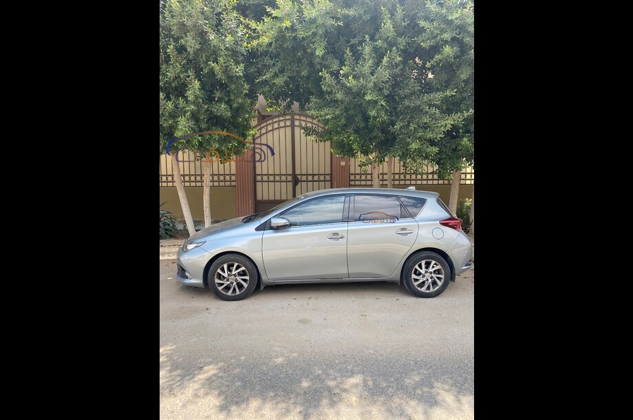 Auris Toyota فضي