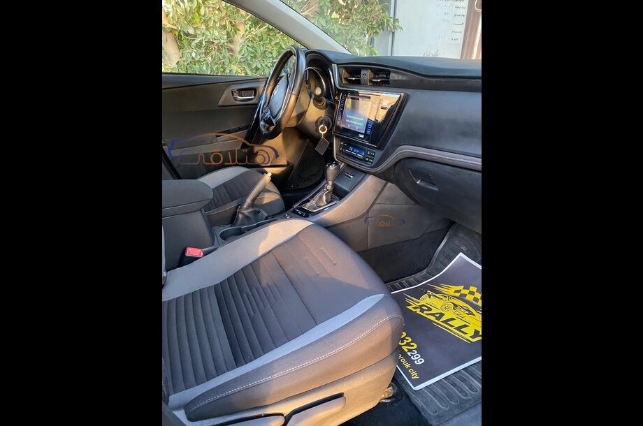 Auris Toyota فضي