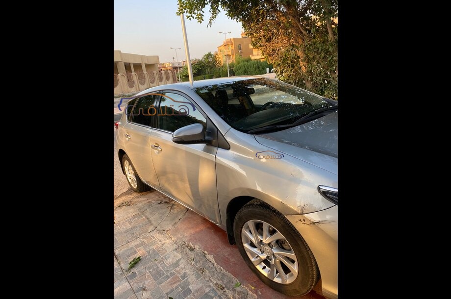 Auris Toyota فضي