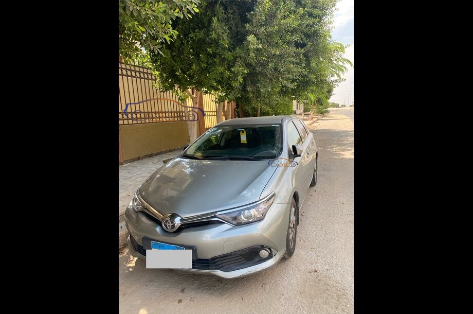 Auris Toyota فضي