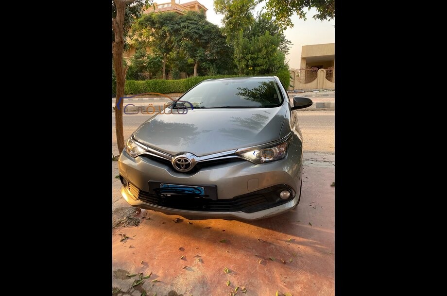 Auris Toyota فضي