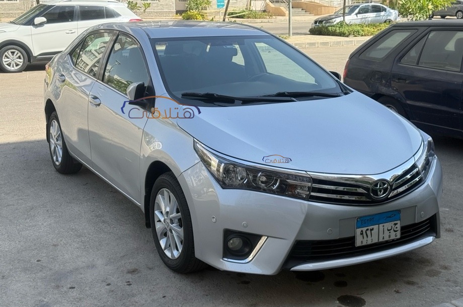 Corolla Toyota فضي