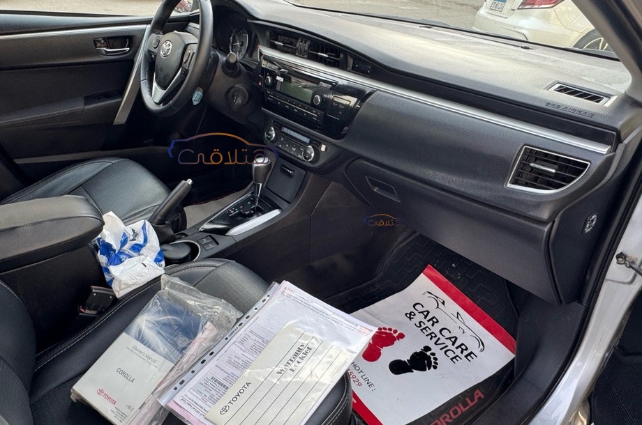 Corolla Toyota فضي