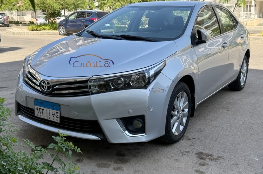 Corolla Toyota فضي