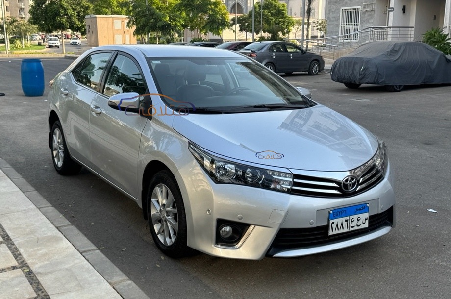 Corolla Toyota فضي