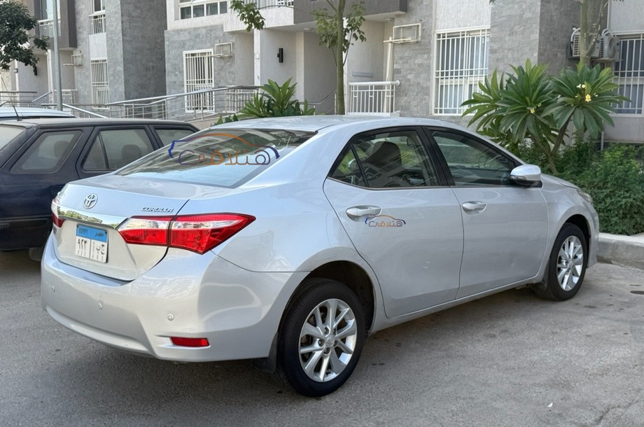 Corolla Toyota فضي