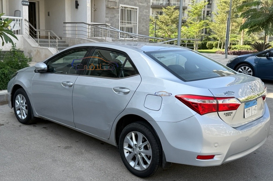 Corolla Toyota فضي