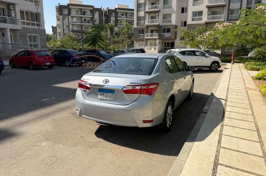 Corolla Toyota فضي
