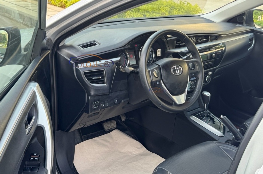 Corolla Toyota فضي