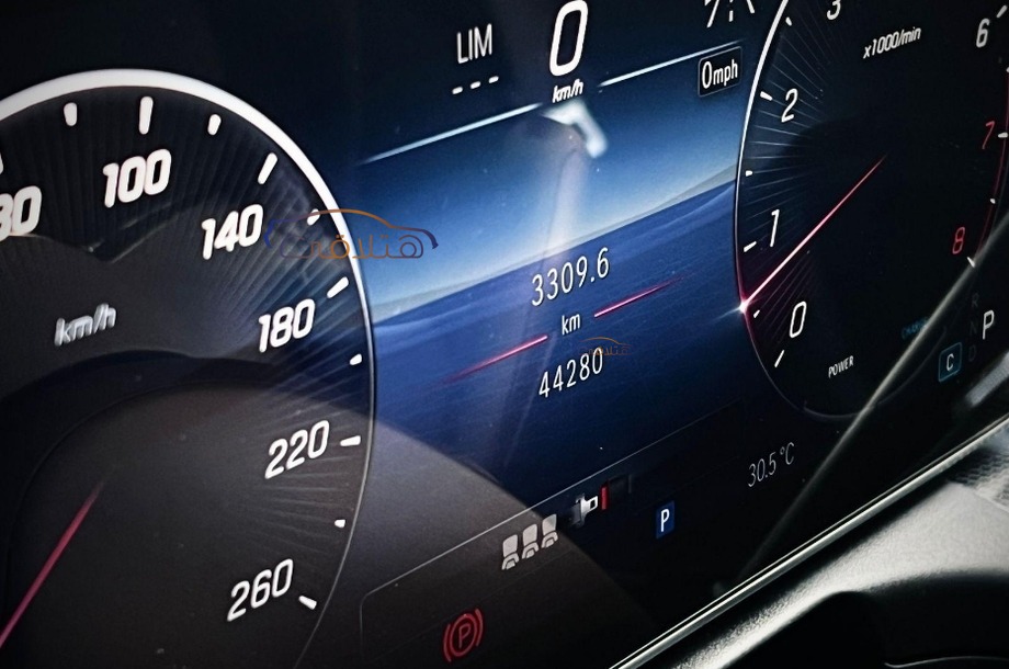 C 200 Mercedes أسود