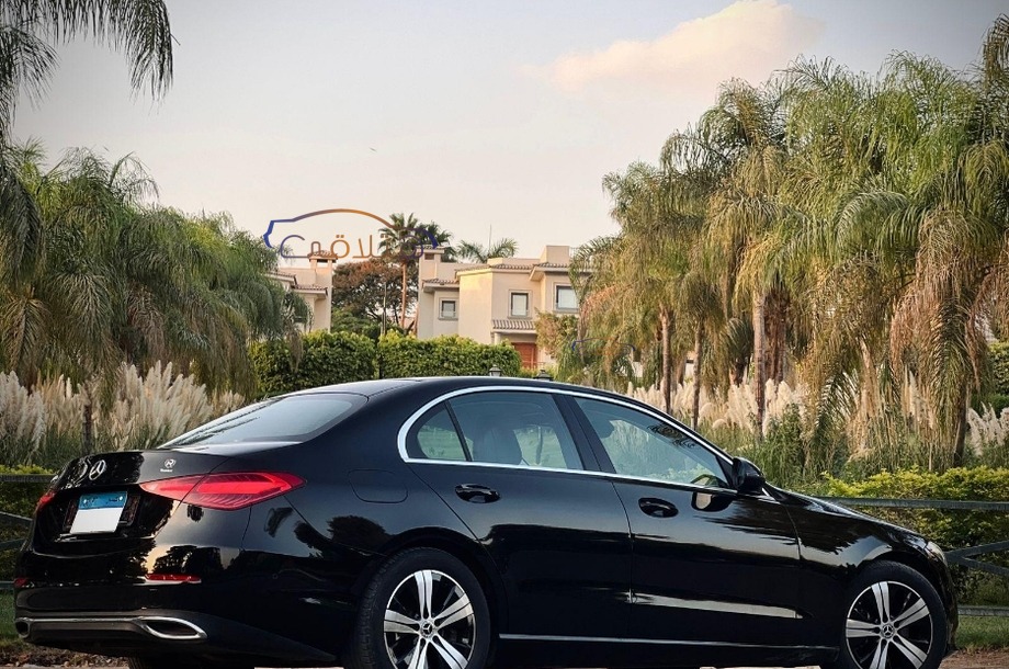 C 200 Mercedes أسود