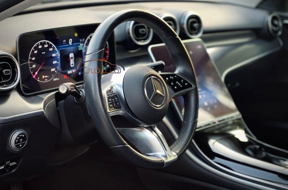 C 200 Mercedes أسود