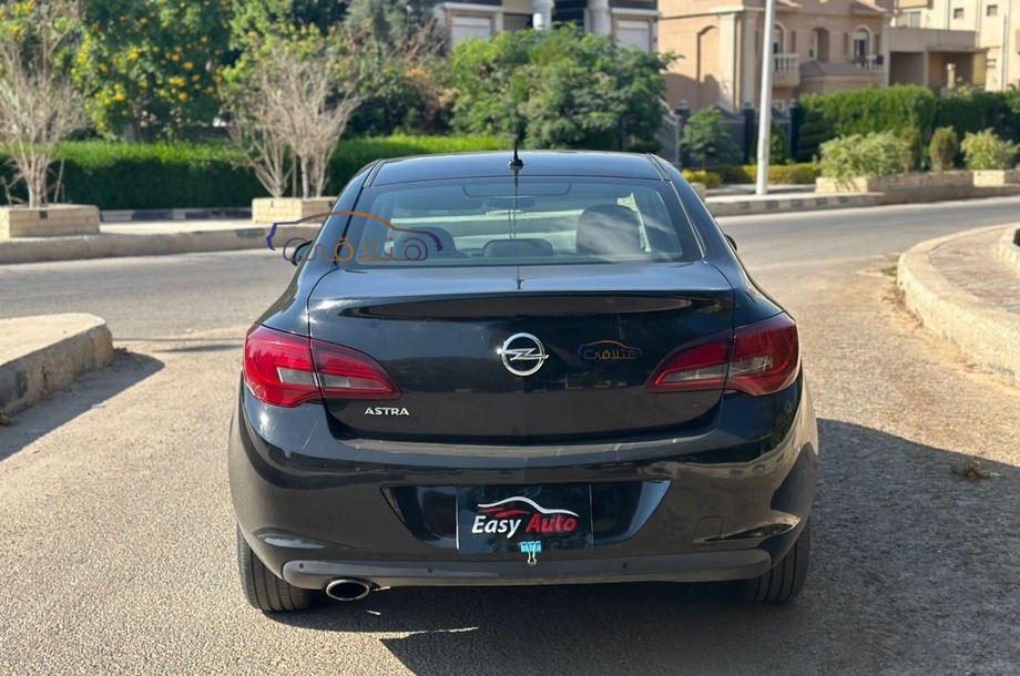 Astra Opel أسود