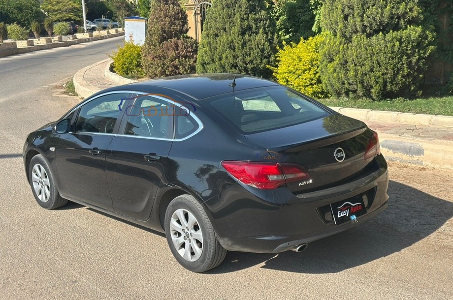 Astra Opel أسود