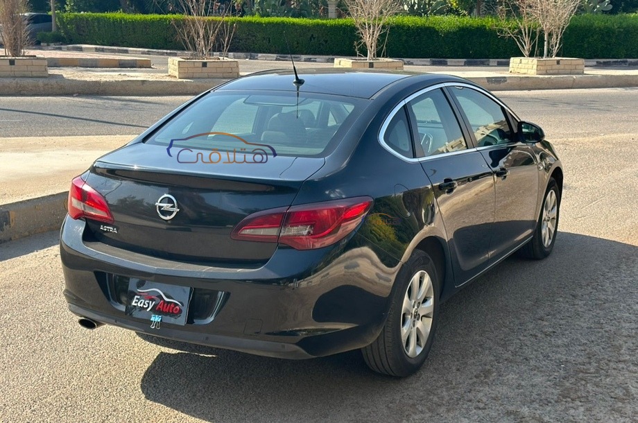 Astra Opel أسود