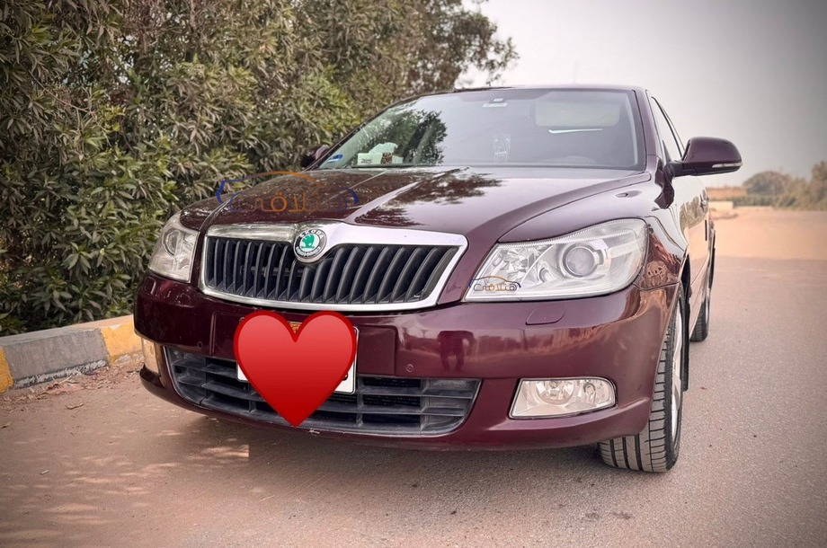 Fantasia Skoda احمر غامق