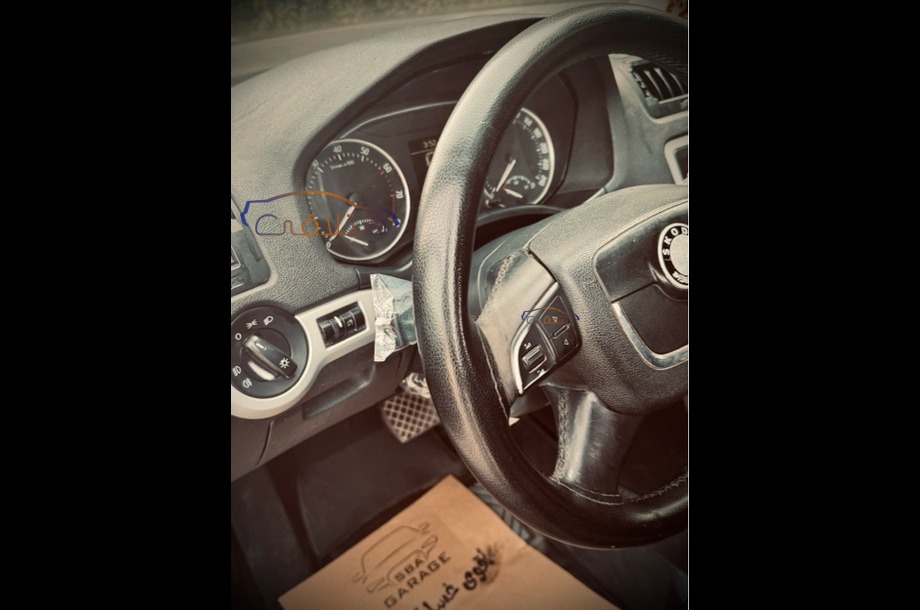 Fantasia Skoda احمر غامق