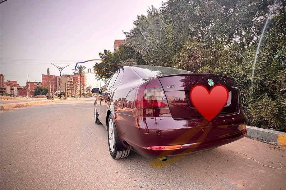 Fantasia Skoda احمر غامق