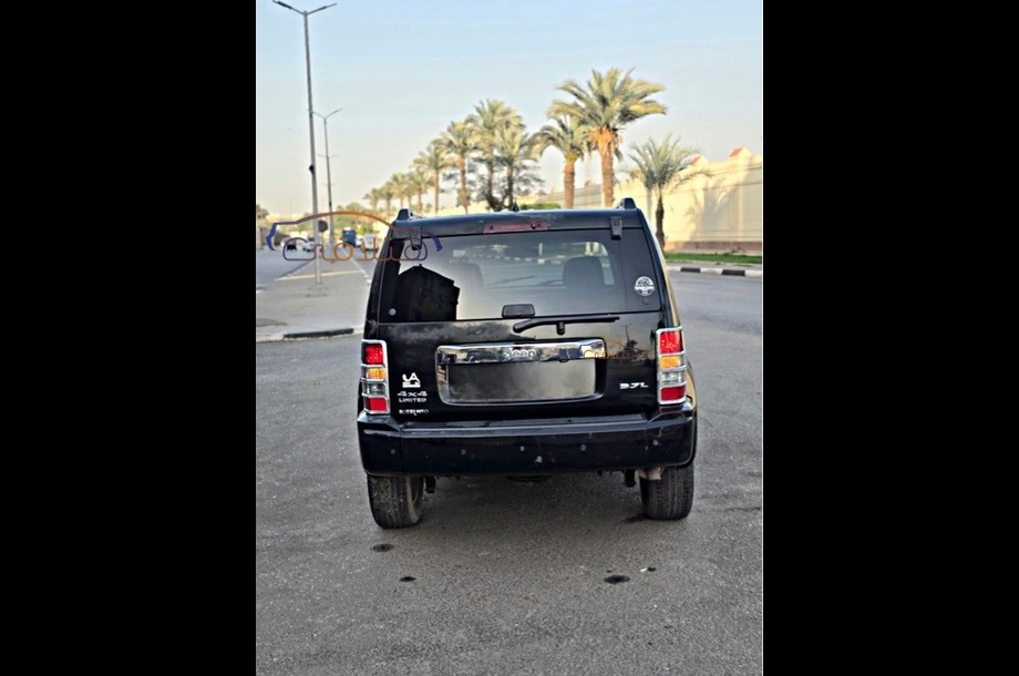 Cherokee Jeep أسود