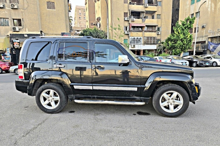 Cherokee Jeep أسود