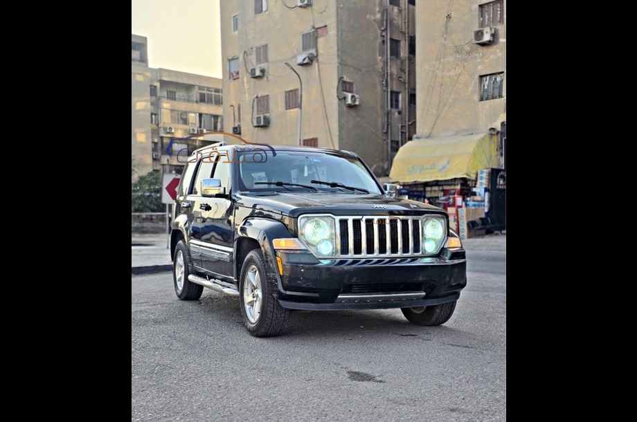Cherokee Jeep أسود