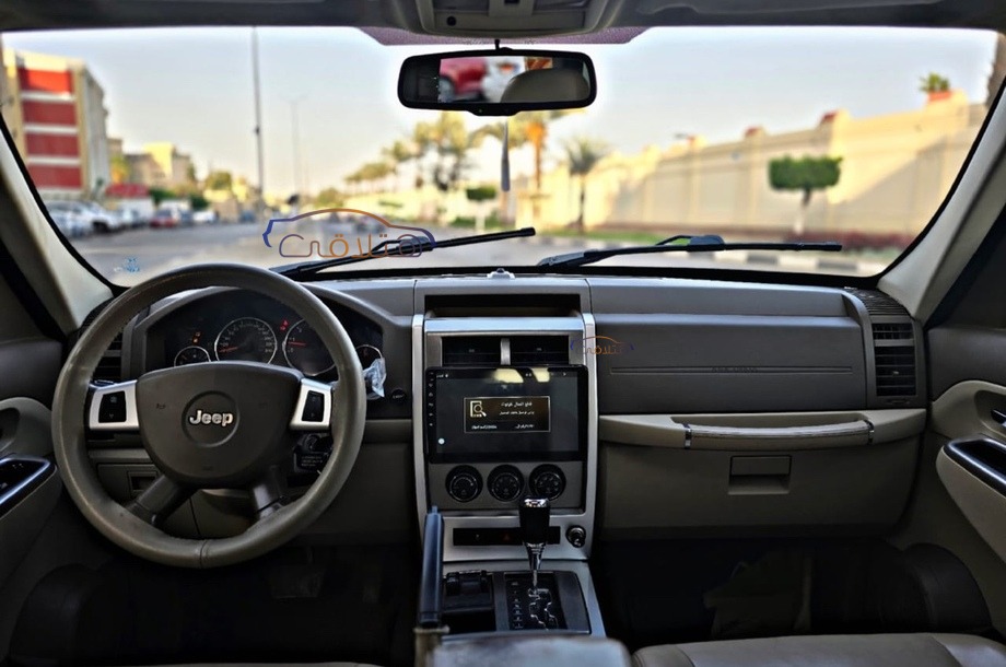 Cherokee Jeep أسود